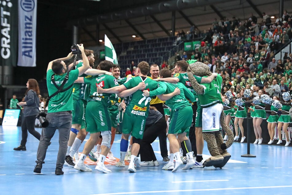 Nach dem Abpfiff gab es kein Halten mehr: Gemeinsam feierten die Spieler den wichtigen Erfolg!