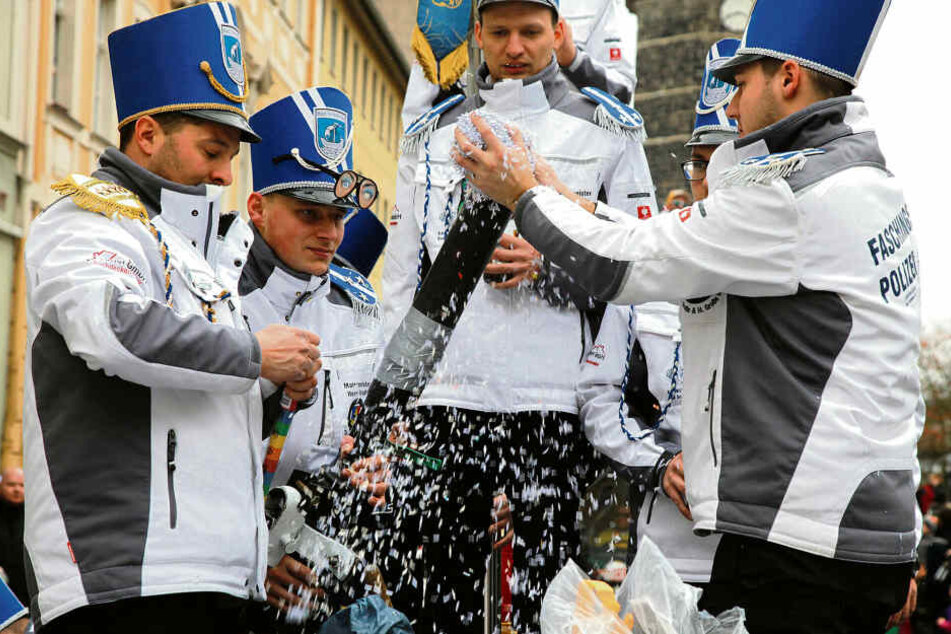 Das Konfetti-Verbot der Stadt war den Teilnehmern des Umzugs in Bad Schandau egal.