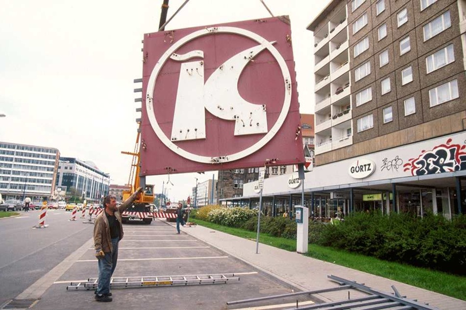1994 kam das Aus für den Konsum. 1995 hing auch die Reklame am Haken und kam
weg.