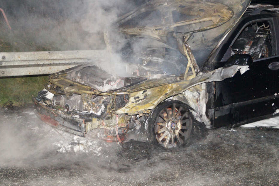 Das Auto brannte auf dem Seitenstreifen komplett aus.