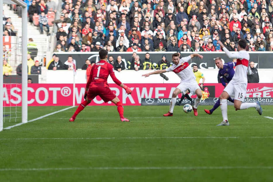 Florian Krüger (2.v.r.) scheitert erst an VfB-Keeper Gregor Kobel, leitet dann die beste Auer Chance ein.