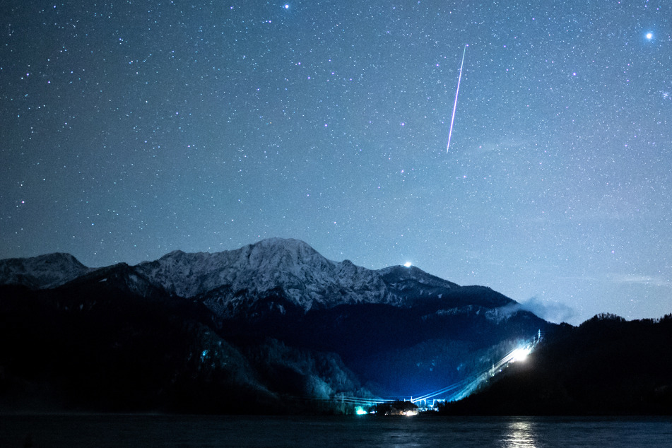 Schaulustige haben bei klarem Nachthimmel im Dezember wieder die Chance auf ein Sternschnuppen-Spektakel. (Archivbild)