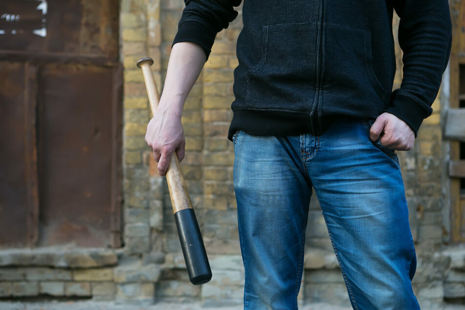Im Nürnberger Stadtteil Kornburg ist ein 47-Jähriger mit einem Baseballschläger auf einen Techniker losgegangen.