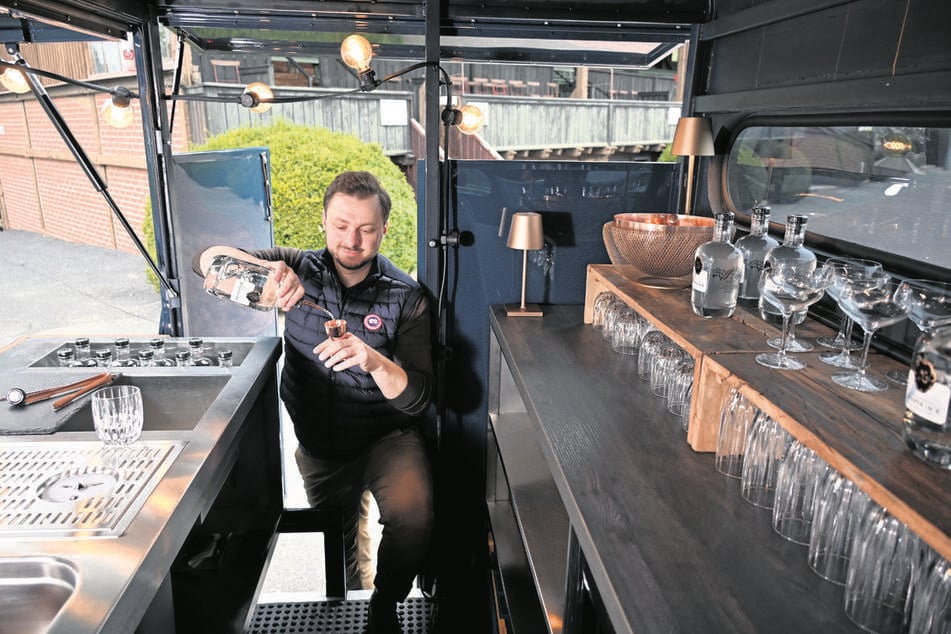 Statt mit Stroh lockt der Experte im Pferdeanhänger mit leckerem Gin und Cocktails.
