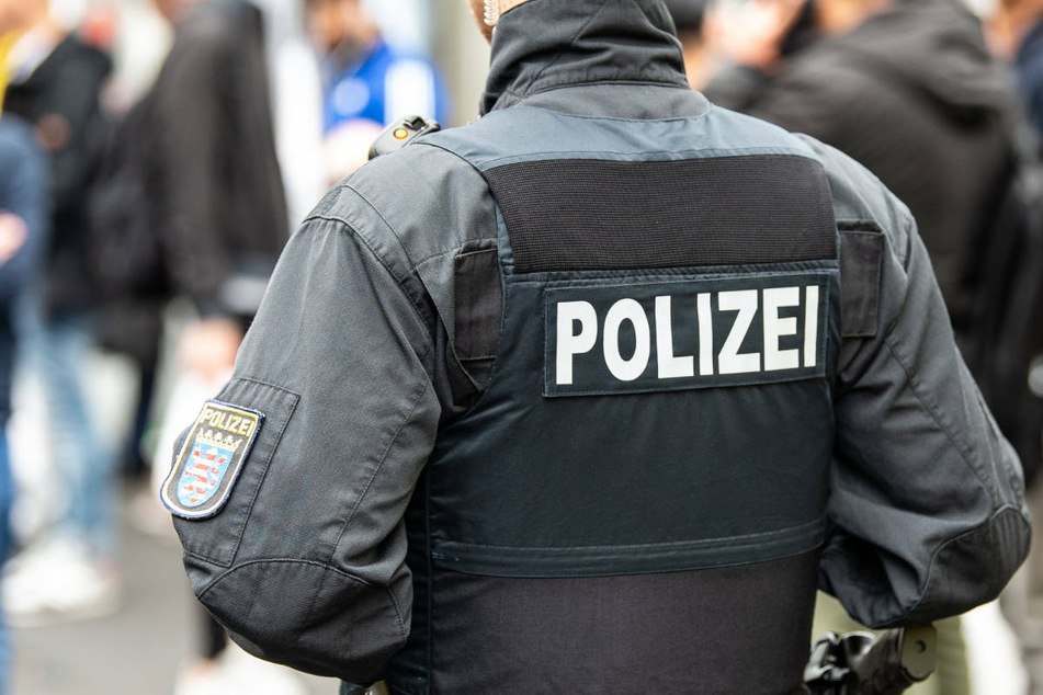 Das Vorhaben der Räuber misslang, da die Panzerglasscheibe des Juweliergeschäfts standhielt. Die Polizei konnte die zwei Tatverdächtigen festnehmen (Symbolbild).