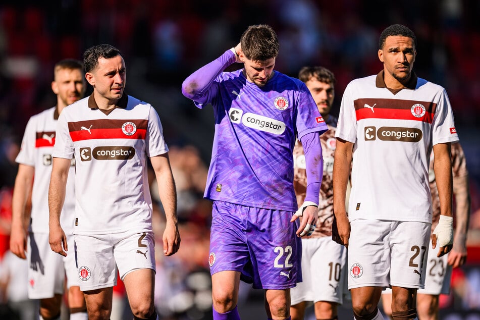 "Walk of Shame": Die Mannschaft des FC St. Pauli holte sich nach der Pleite in Heidenheim Pfiffe vonseiten der Fans ab.