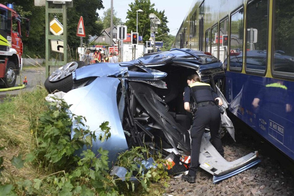 Der Hyundai wurde an dem Bahnübergang von dem Zug erfasst und mehrere Meter mit geschliffen.