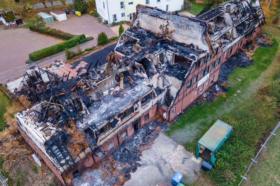 Das Gebäude, in dem Flüchtlinge aus der Ukraine untergebracht waren, ist in der Nacht zum 20. Oktober 2022 abgebrannt.