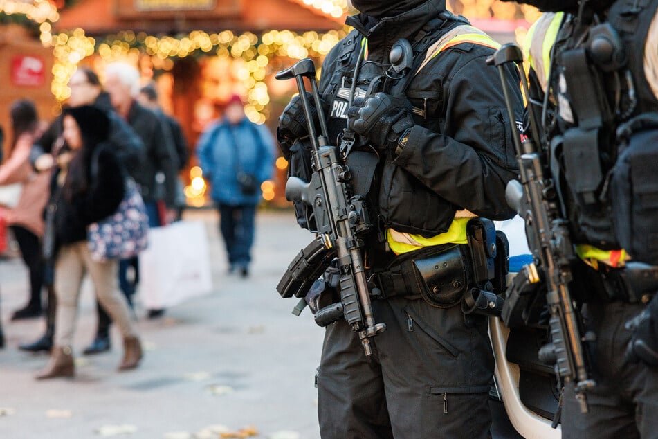 Die Polizei zeigt hohe Präsenz auf deutschen Weihnachtsmärkten. Wie hier in Hannover.