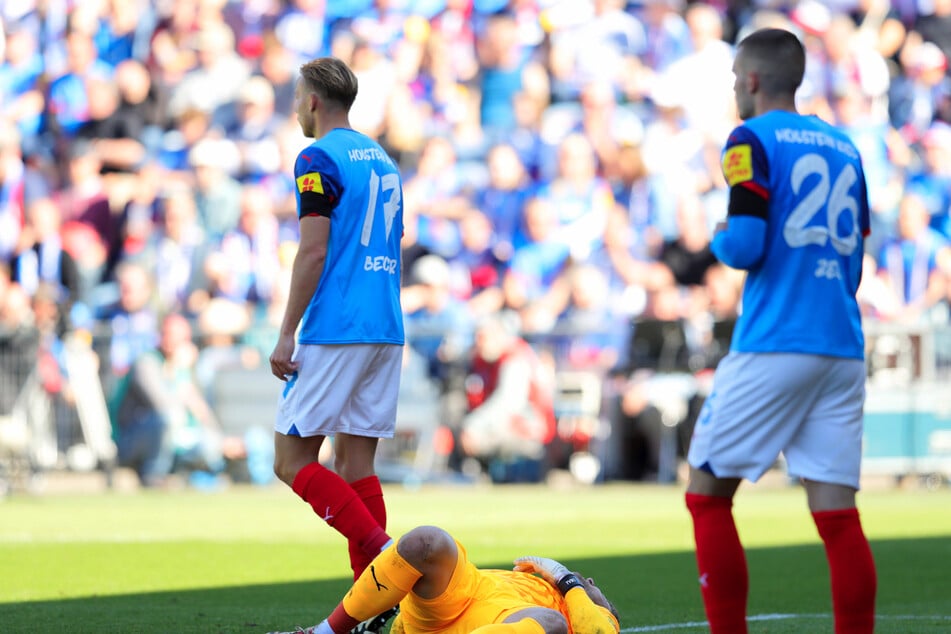 Holstein Kiel am Boden. 77 Gegentreffer sind zu viel, um drinzubleiben. Es geht eine Spielklasse tiefer.