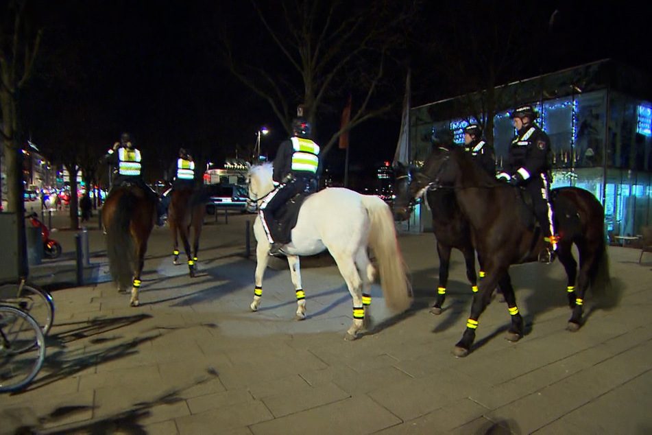Polizisten kontrollieren auf Pferden den Jungfernstieg.