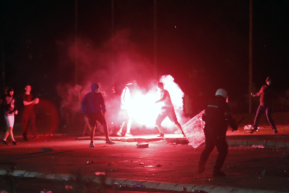 Eine mehrstündige friedliche Kundgebung gegen die Corona-Politik der Regierung ist nach Angriffen von Randalierern gegen die Polizei erneut von Gewalt überschattet worden.