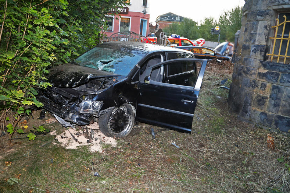 Der VW-Fahrer (34) und sein 31-jähriger Beifahrer wurden bei dem Crash schwer verletzt.