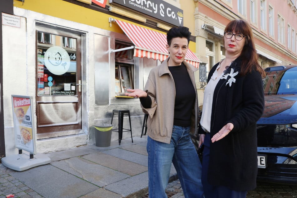 Reaktion auf den Farbanschlag: Simone (45, l.) und Susanne Meyer-Götz (49) haben die Fassade ihres "Curry &amp; Co" in der Neustädter Louisenstraße neu gestaltet.