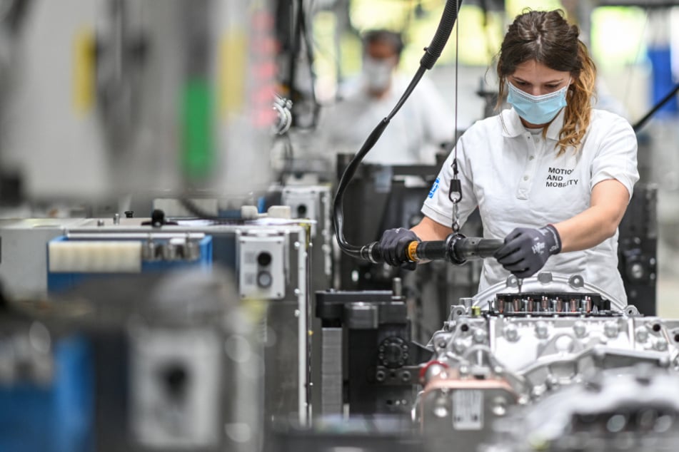 Eine Monteurin arbeitet im Werk zwei des Automobilzulieferers ZF Friedrichshafen an einem Getriebe für Lastwagen.
