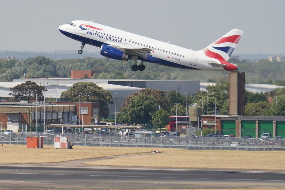 Wilde scènes zouden hebben plaatsgevonden in een vliegtuig van British Airways. (archief foto)