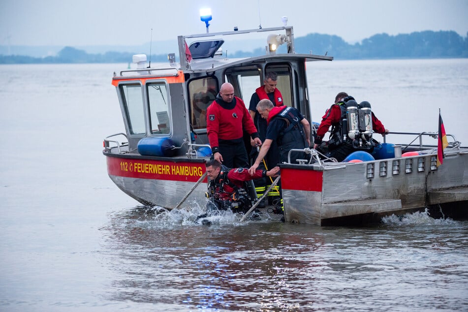 In der Elbe in Kollmar werden zwei Personen vermisst: ein neunjähriges Kind und ein Erwachsener. (Symbolfoto)