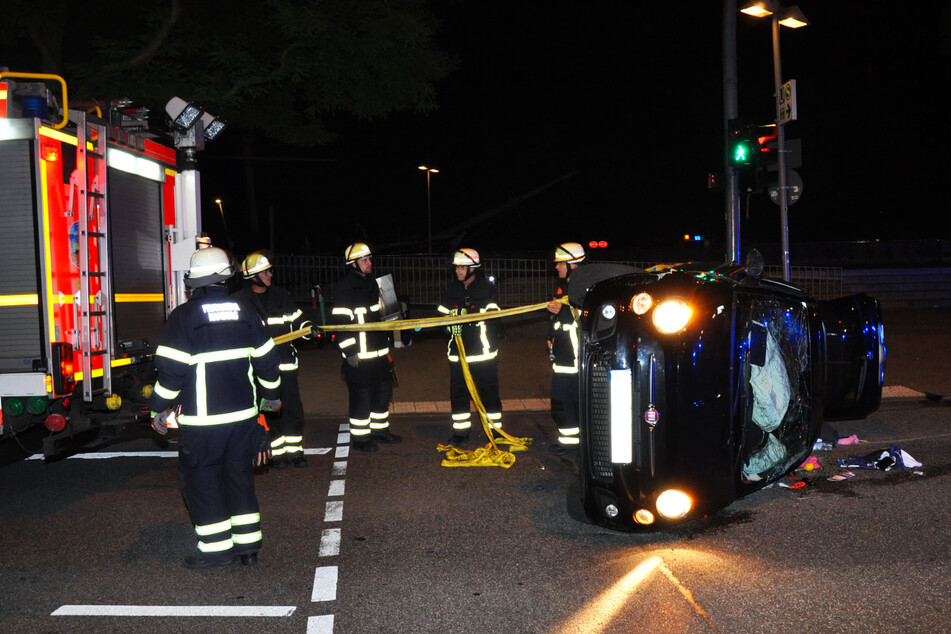 In Hamburg hat sich in der Nacht zu Samstag ein Mann mit seinem Wagen überschlagen. Er blieb unverletzt.