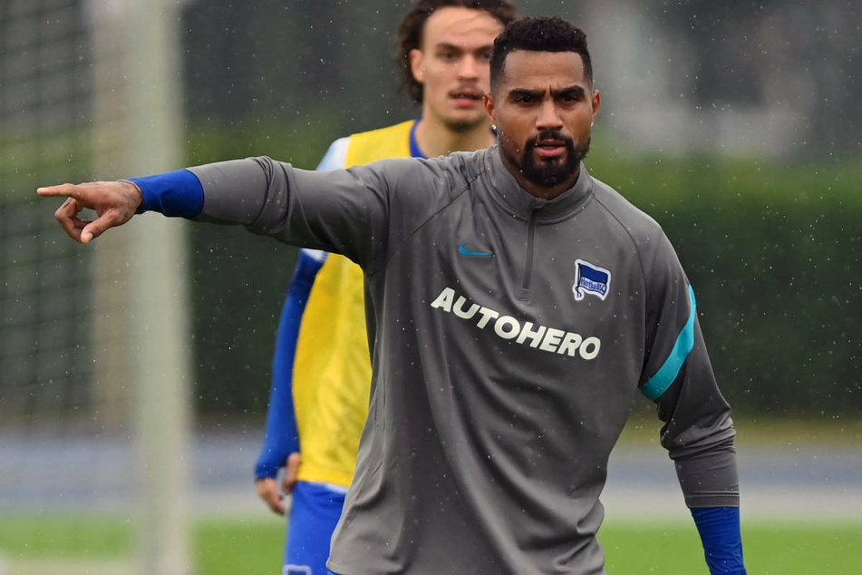 Kevin-Prince Boateng (34, r.) gibt Anweisungen im Training von Hertha BSC. Der Neuzugang hat sich am Dienstag einen fiesen Streich mit einem Betreuer erlaubt.