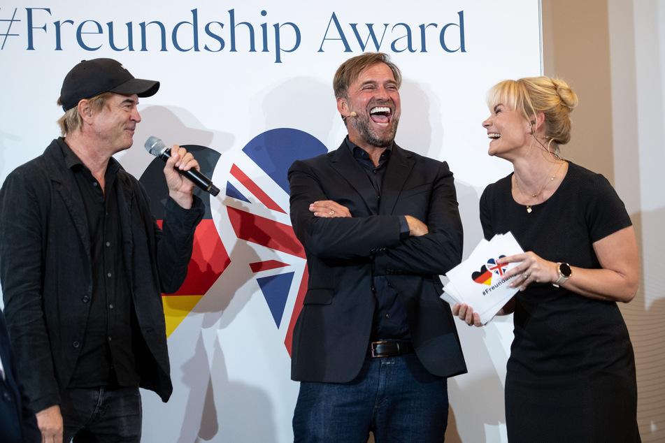 "Die Toten Hosen"-Frontmann Campino (59, v.l.n.r.), Preisträger Jürgen Klopp (54) und Moderatorin Bibiana Steinhaus-Webb bei der Verleihung des "German-Britisch #Freundship-Awards".