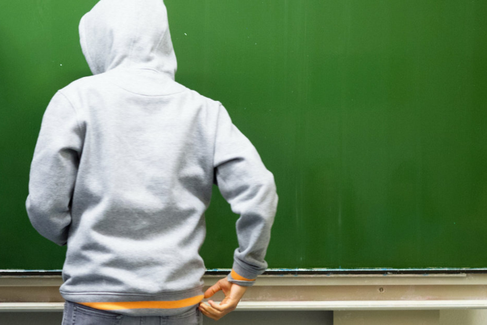 Weil er die Schule geschwänzt und dafür keine Strafe verbüßt hat, muss ein 19-Jähriger in den Arrest. (Symbolbild)