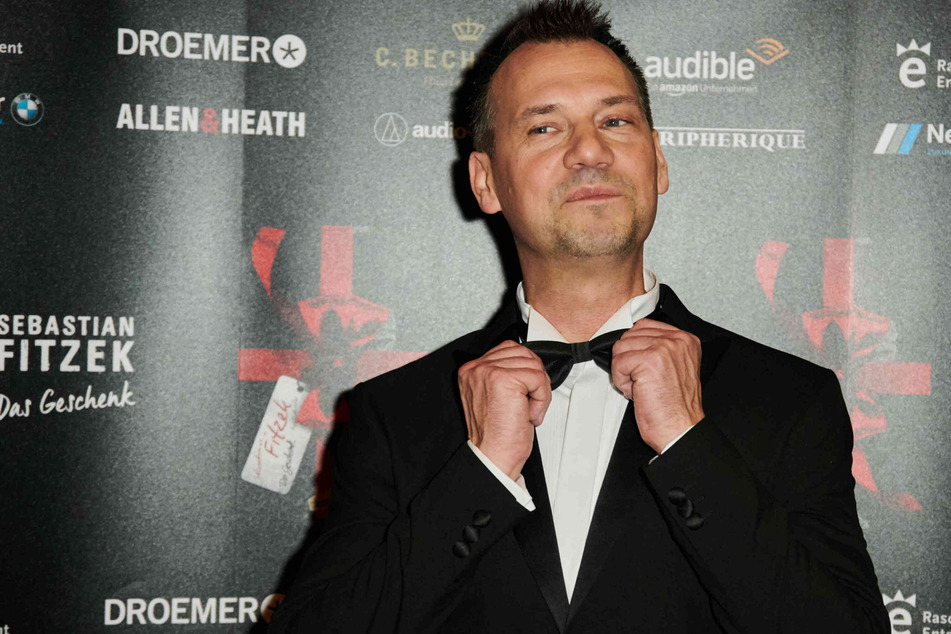 7 Jahre Nach Epidemie Roman Schreibt Bestseller Konig Sebastian