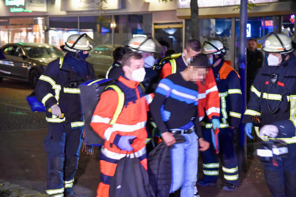 Die Einsatzkräfte kümmern sich vor Ort um einen verletzten jungen Mann.