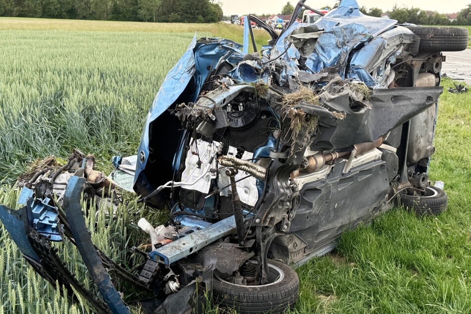 Der Skoda der 57-jährigen Frau wurde bei einem Unfall auf der B16 schwer beschädigt, für die Autofahrerin kam jede Hilfe zu spät.
