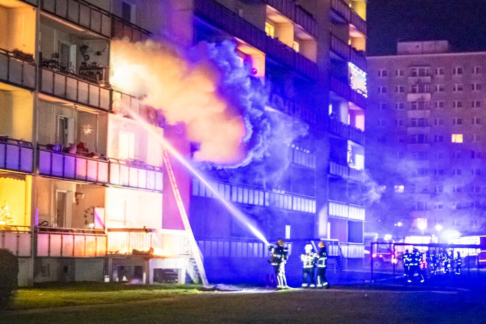 Balkon-Brand in Pirna: Feuerwehr evakuiert Mehrfamilienhaus!