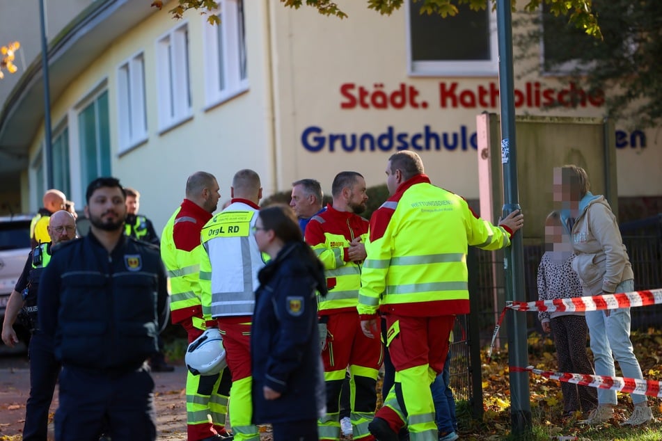 Drei Kinder und zwei Lehrkräfte mussten nach einem Gasaustritt in einer Schule in Schwelm in ein Krankenhaus gebracht werden.
