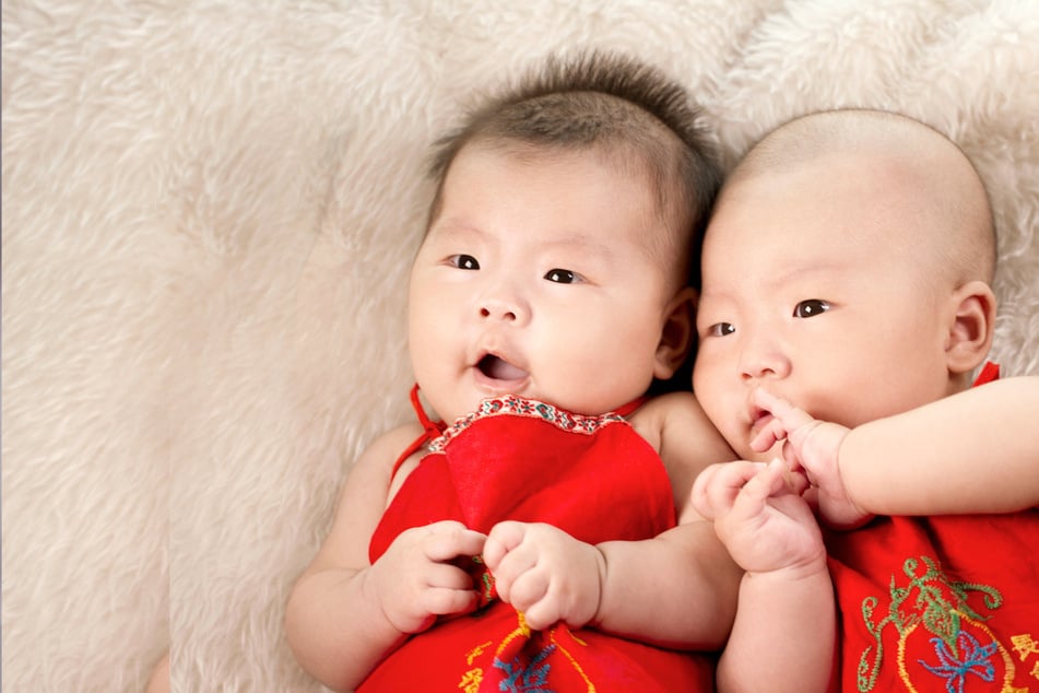 Des sœurs jumelles sont séparées à la naissance : Ce qui se passe 17 ans plus tard est à peine croyable
