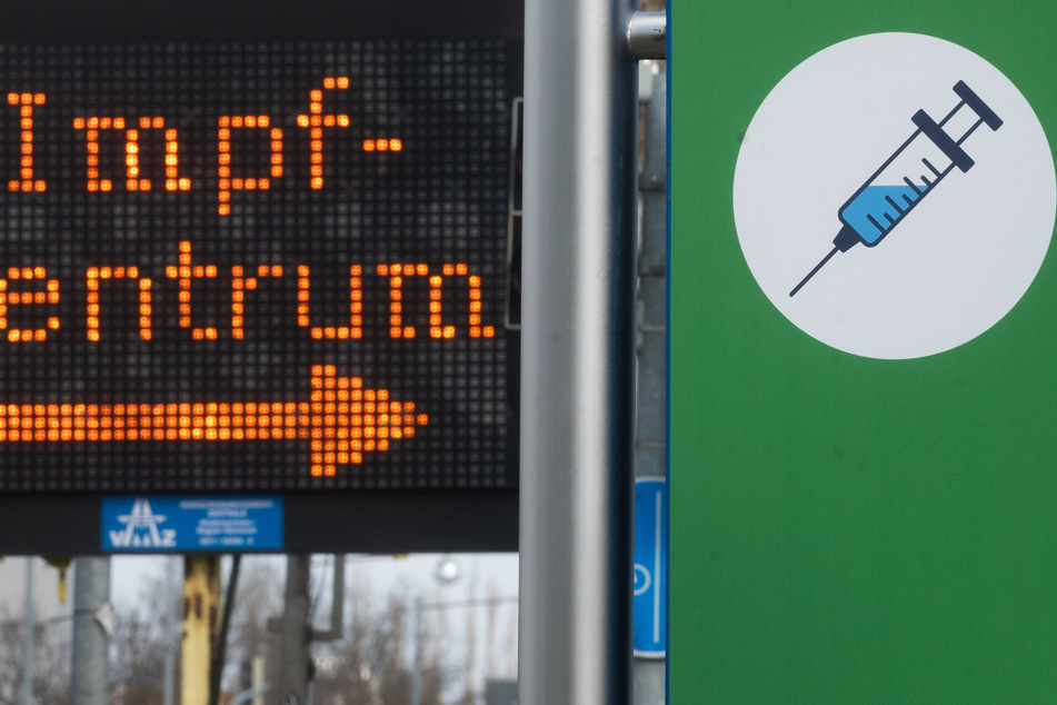 Ein Weghinweis zum Impfzentrum in Hannover. In Deutschland haben fast 27 Prozent der Bevölkerung eine Impfung gegen das Coronavirus erhalten.