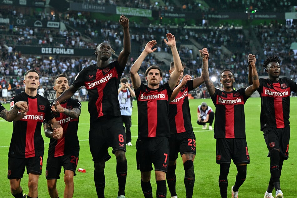Die Spieler von Bayer 04 Leverkusen feiern den Sieg in Mönchengladbach. Zuvor sorgten ihre Fans mit einem perfiden Banner für Aufsehen.