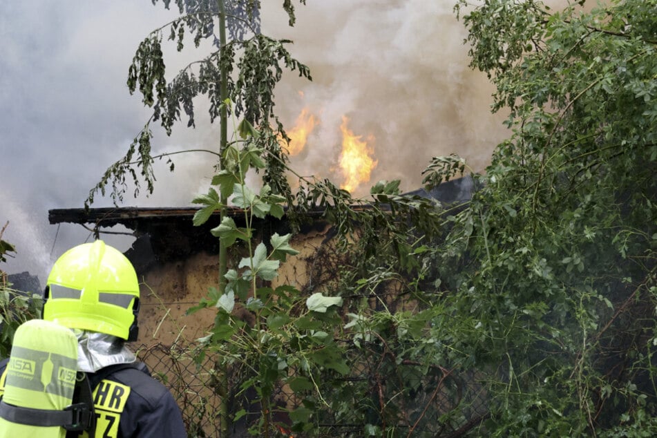 In der Gartenanlage Am Kapellenberg fing eine Laube aus bisher noch ungeklärter Ursache Feuer.