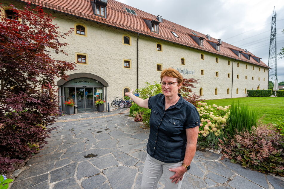Selbst der Paketdienst hat das Schloßhotel schon verfehlt: Mitarbeiterin Katrin Neukirchner (51).