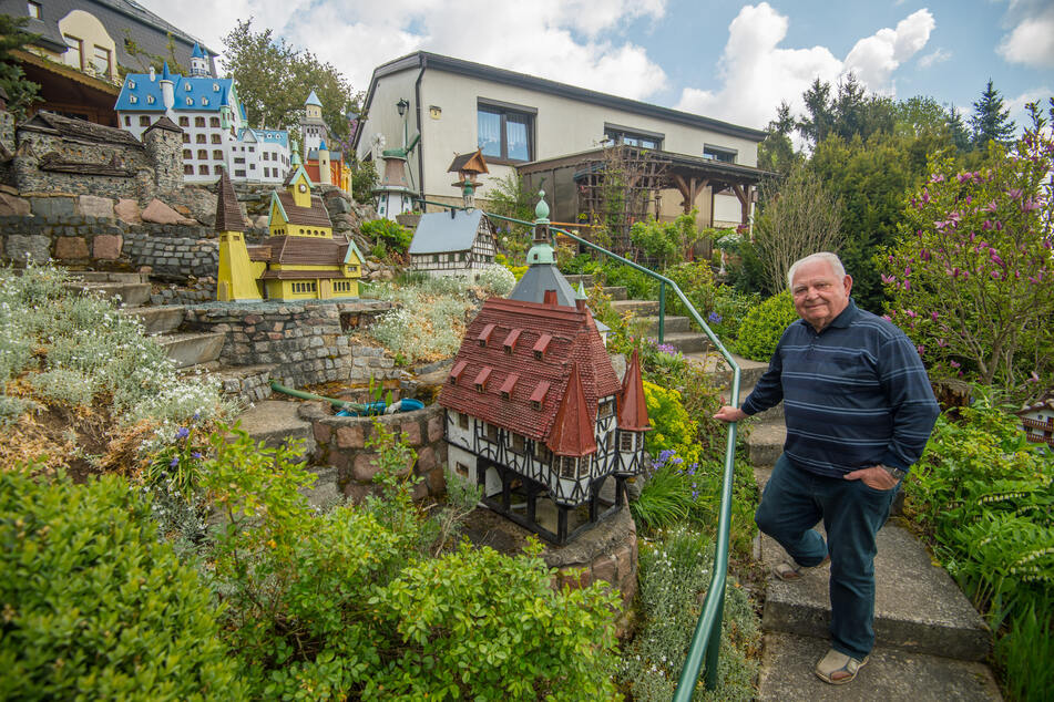 Hans-Peter Reuther (78) aus Neukirchen hat eine Vielzahl von Sehenswürdigkeiten in seinem Garten nachgebaut.