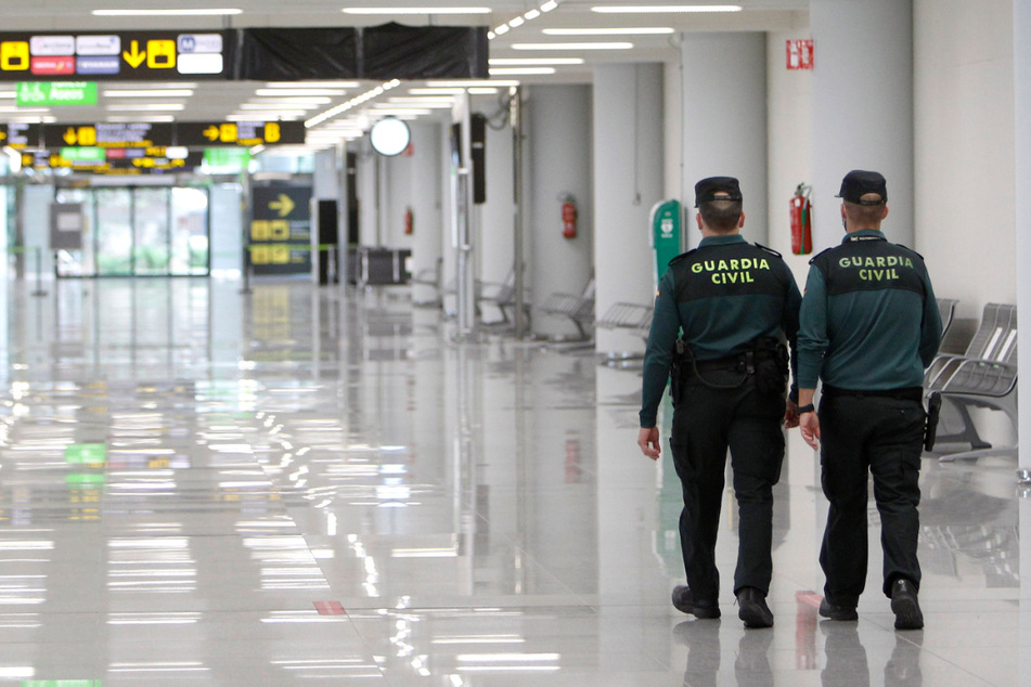 Reisende stürmen auf Landebahn am Flughafen Mallorca: Urlaubsflieger werden umgeleitet