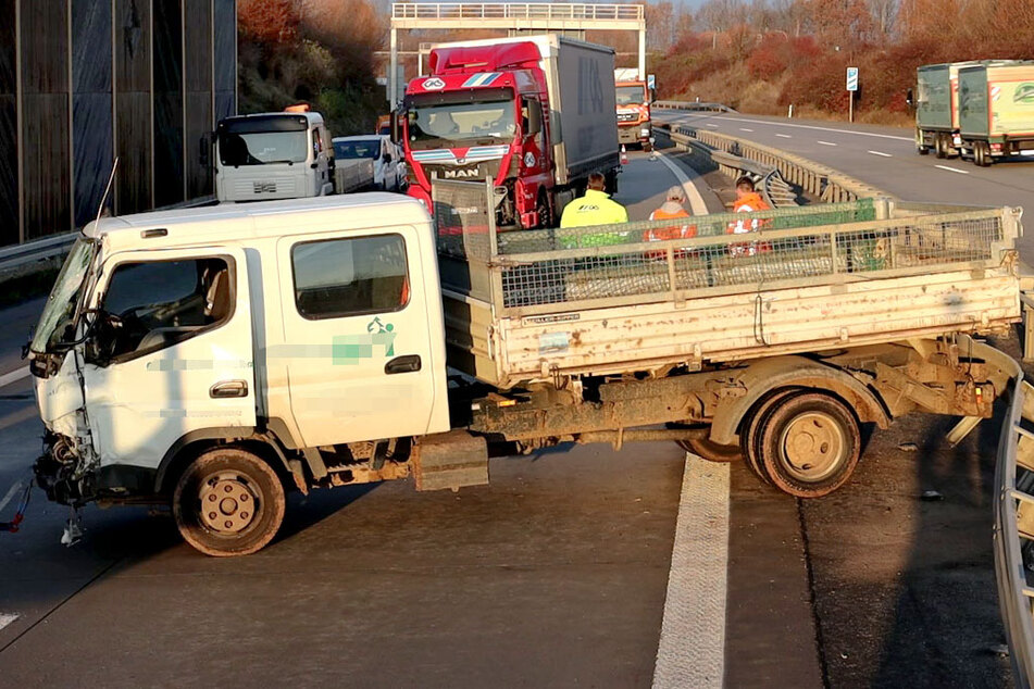 Der vordere Transporter kam erst nach etwa 200 Metern quer auf der Fahrbahn zum Stehen. Die Mittelleitplanke war komplett zerbeult.