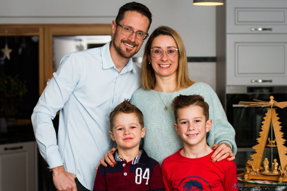 Familie Burke aus Johanngeorgenstadt: Das sind Eric (37), Josephine (38) und die Söhne Austin (4, l.) und Jason (8).