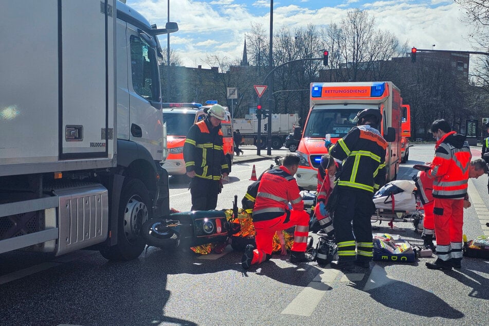 Ein Rollerfahrer (62) ist am Donnerstagmorgen bei einem Unfall in Hamburg schwer verletzt worden.