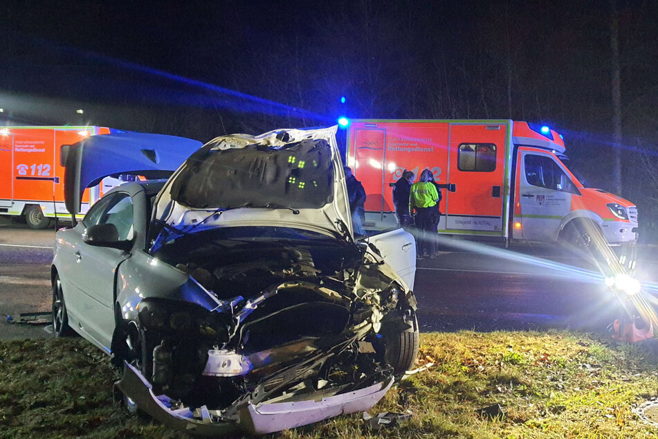 Am Dienstagabend sind zwei Autofahrer bei einem schweren Unfall in Königswinter verletzt worden.