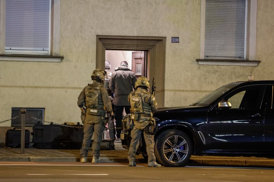 Bewaffnete Spezialkräfte sichern das Haus in der Gibitzenhofstraße.
