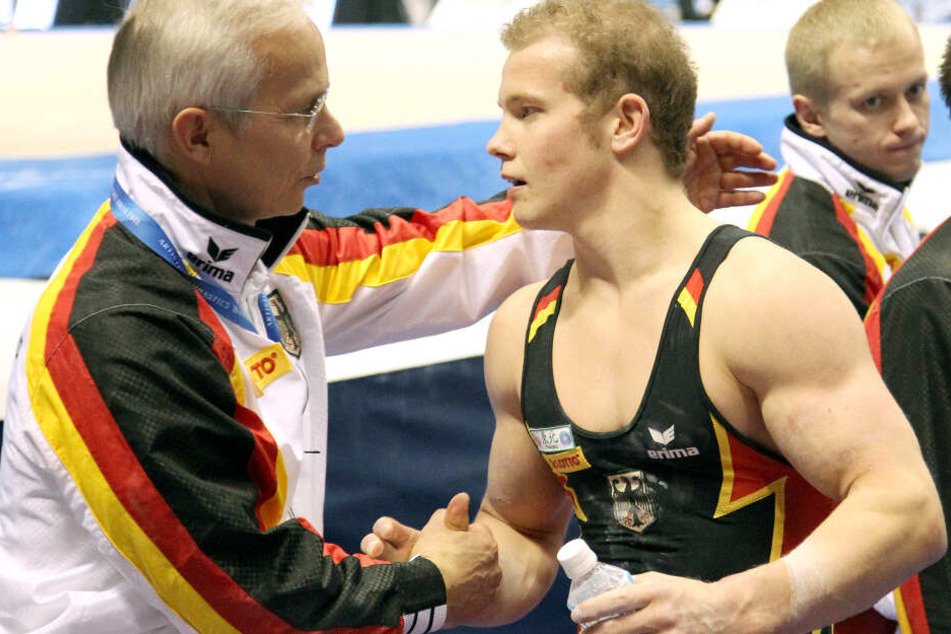 Das Foto zeigt Fabian Hambüchen (links) mit seinem Trainer Andreas Hirsch bei der Turn-WM in Japan 2011.