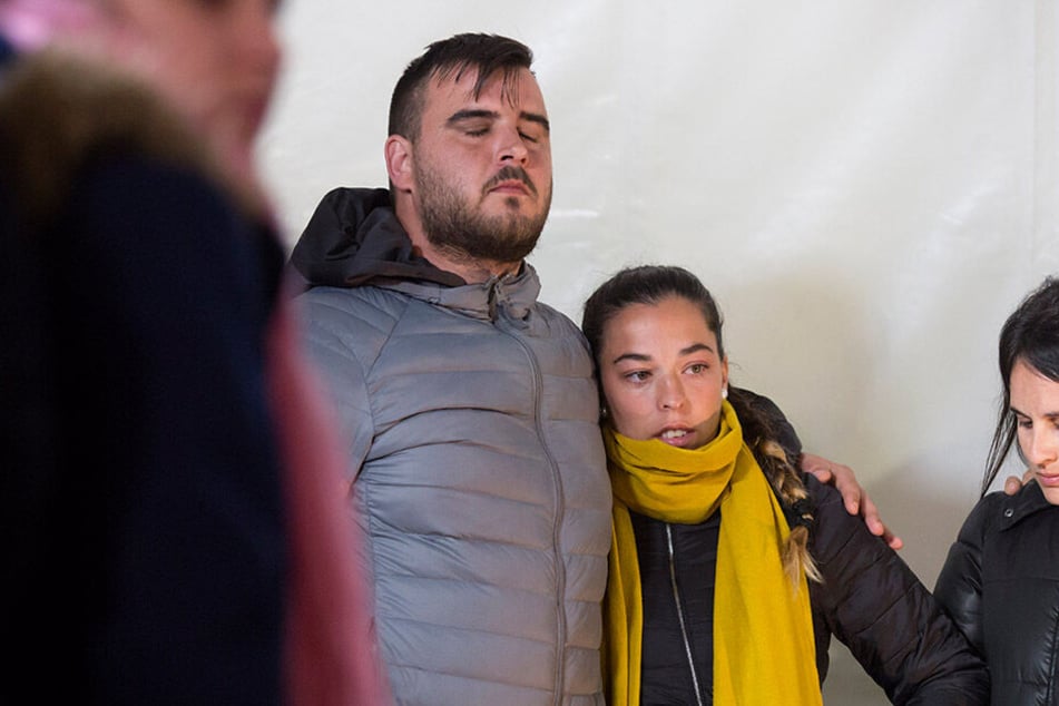 Jose Rosello (l.) und Vicky Garcia (M.) beten, dass ihr Sohn noch lebt.