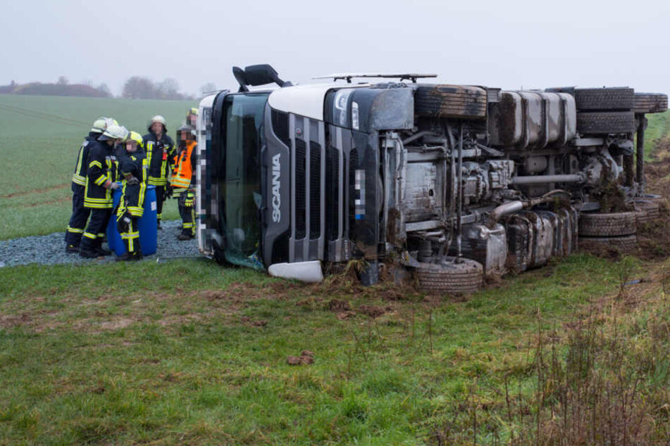Der mit Kies beladene Lkw kam von der Fahrbahn ab und kippte um.