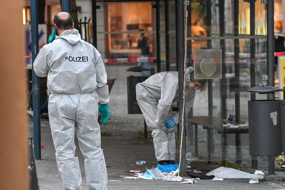 Kriminaltechniker der Polizisten sichern den Tatort auf dem Marienplatz.