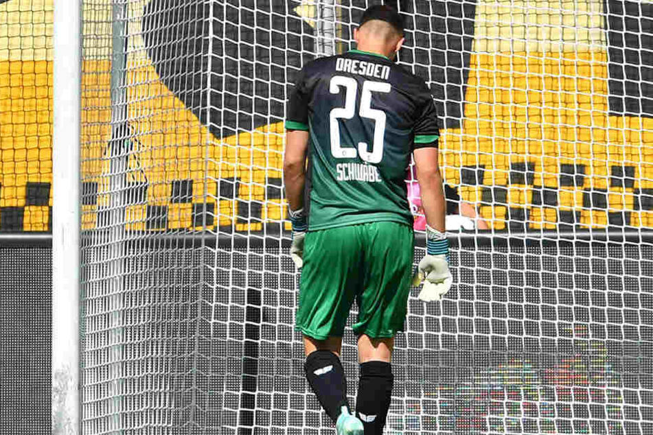 Marvin Schwäbe konnte einem schon leidtun - Dynamos Keeper musste den Ball viermal aus seinem Netz holen.