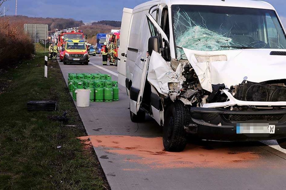 Der Kleintransporter war auf einen Sattelzug aufgefahren.