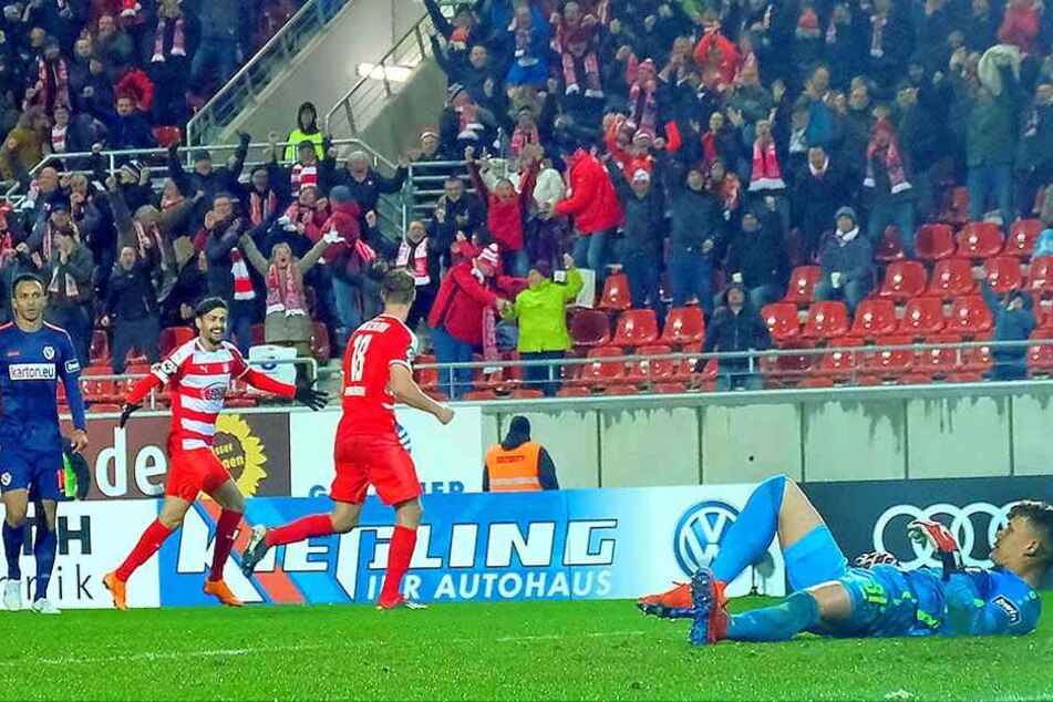 2:0! Torschütze Lion Lauberbach breitet jubelnd die Arme aus, Energie-Keeper Kevin Rauhut liegt geschlagen auf dem rase