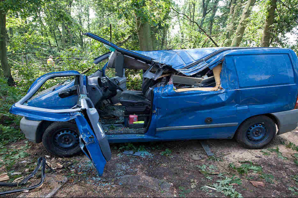In der Nähe von Uelzen ein ist 50 Jahre alter Mann gestorben. Er wartete am Donnerstag während des Sturms im Auto auf einem Parkplatz in Holdenstedt, als ein Baum auf den Wagen stürzte.